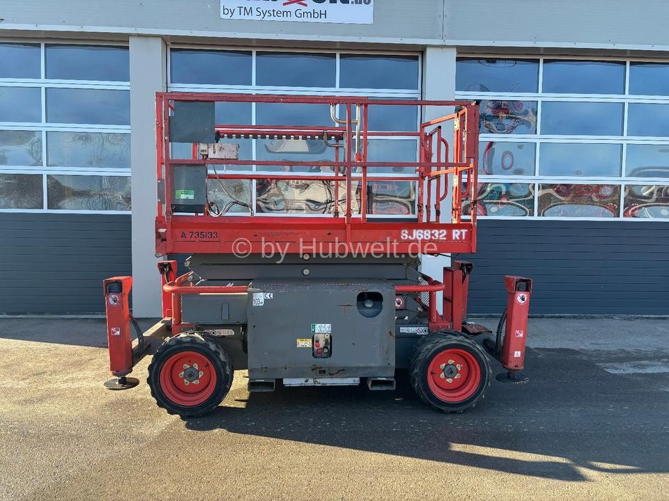 SkyJack SJ6832RT - 11,70m Diesel Scherenarbeitsbühne 4x4, (N329)