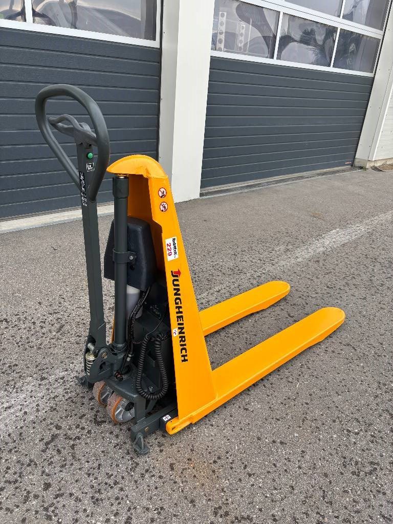 jungheinrich-scherenhubwagen-a755861bc.jpg