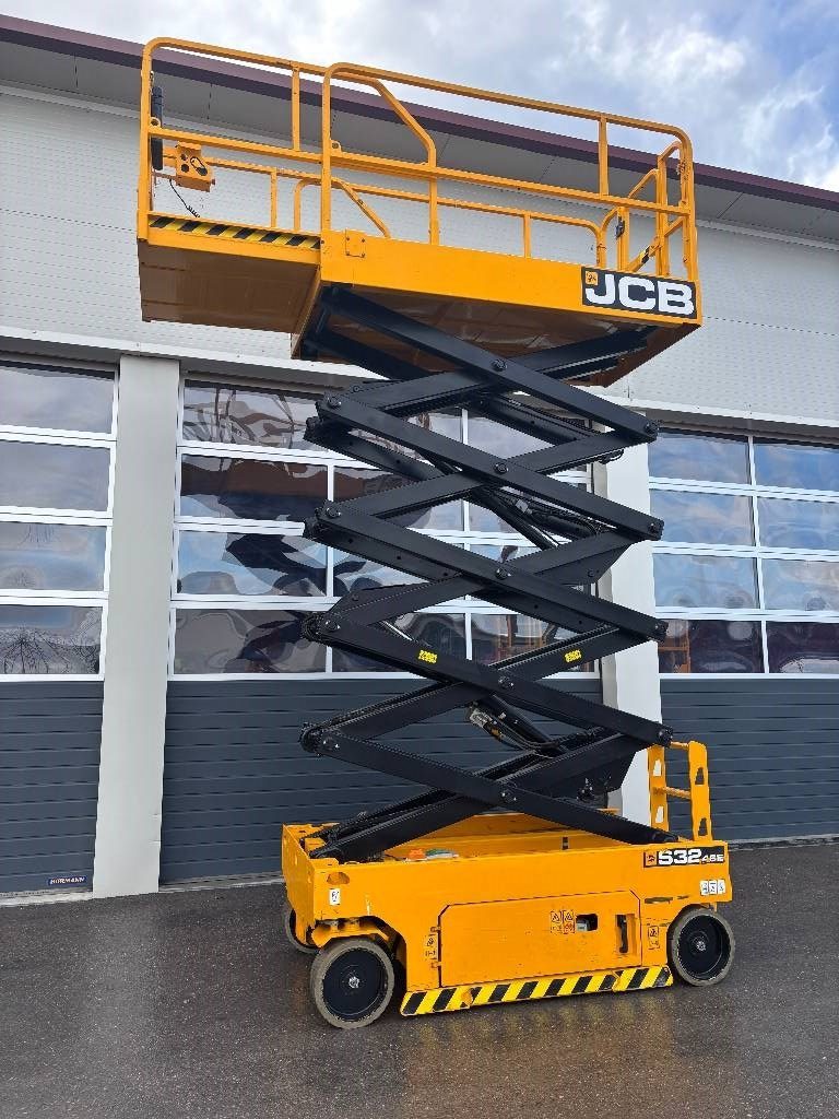 jcb-s3246e-11-70m-scherenarbei99741629.jpg
